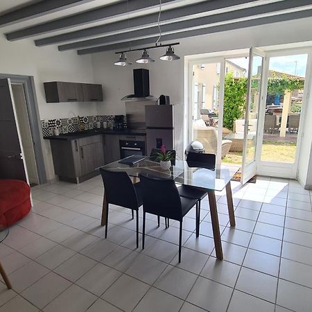 Gites De 2 A 11 Personnes Au Domaine D'Usson Echebrune Exteriér fotografie